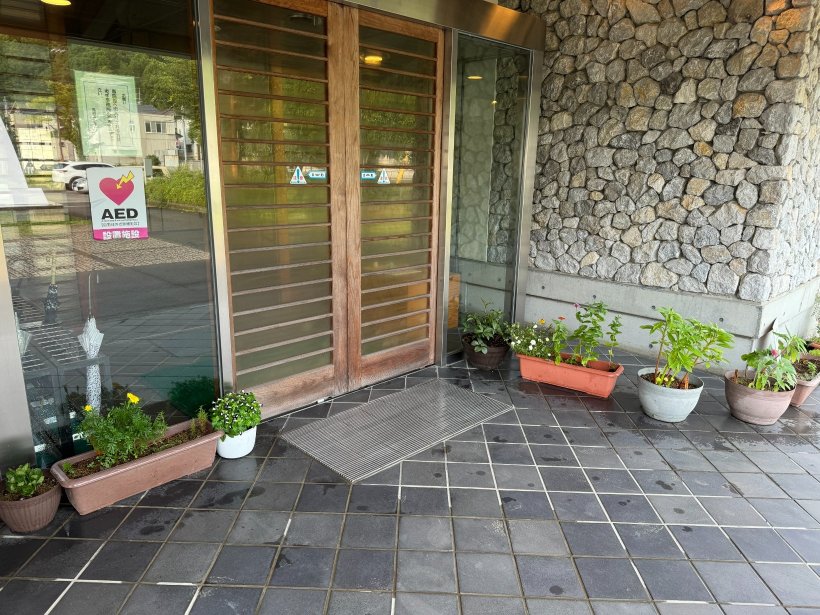 玄関にプランターで草花が咲いている